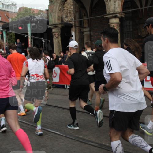 05.10.2025 - 20. swb-Marathon Bremen Yannick Fuchs http://msf.ph/oto/9319188 05.10.2025 11:34:44 Ziel  meine-sportfotos.de
