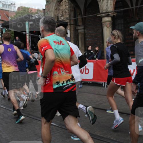 05.10.2025 - 20. swb-Marathon Bremen Yannick Fuchs http://msf.ph/oto/9319209 05.10.2025 11:34:53 Ziel  meine-sportfotos.de
