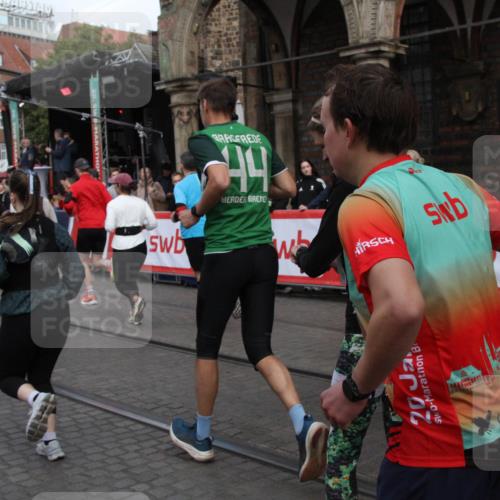 05.10.2025 - 20. swb-Marathon Bremen Yannick Fuchs http://msf.ph/oto/9319224 05.10.2025 11:34:59 Ziel  meine-sportfotos.de