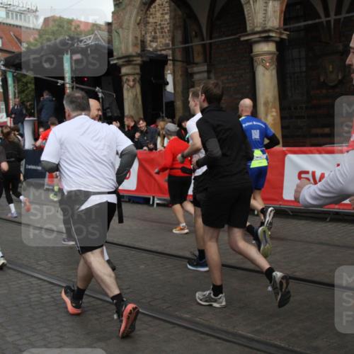 05.10.2025 - 20. swb-Marathon Bremen Yannick Fuchs http://msf.ph/oto/9319259 05.10.2025 11:35:14 Ziel  meine-sportfotos.de