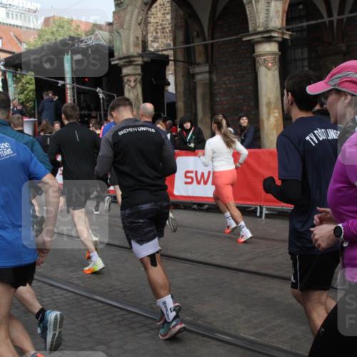 05.10.2025 - 20. swb-Marathon Bremen Yannick Fuchs http://msf.ph/oto/9319274 05.10.2025 11:35:21 Ziel  meine-sportfotos.de