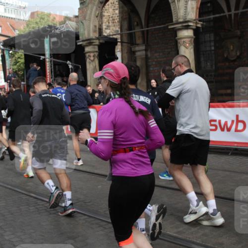 05.10.2025 - 20. swb-Marathon Bremen Yannick Fuchs http://msf.ph/oto/9319275 05.10.2025 11:35:21 Ziel  meine-sportfotos.de