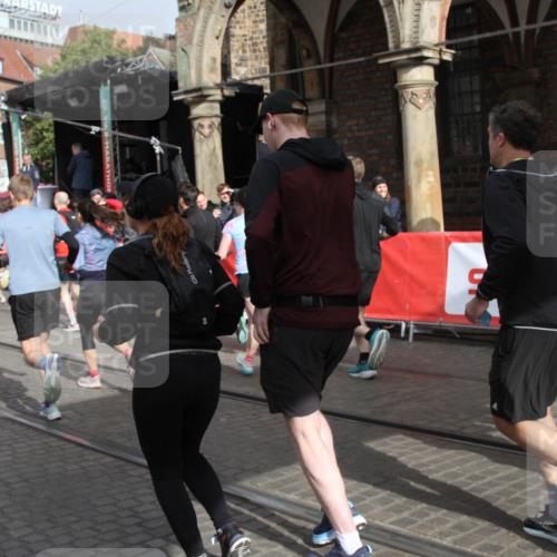 05.10.2025 - 20. swb-Marathon Bremen Yannick Fuchs http://msf.ph/oto/9319284 05.10.2025 11:35:27 Ziel  meine-sportfotos.de