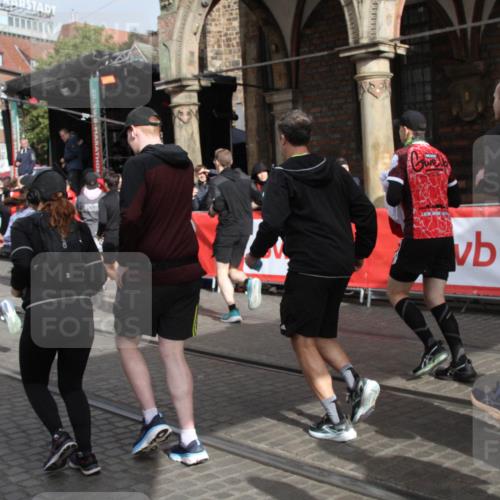 05.10.2025 - 20. swb-Marathon Bremen Yannick Fuchs http://msf.ph/oto/9319285 05.10.2025 11:35:27 Ziel  meine-sportfotos.de