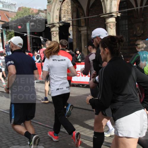 05.10.2025 - 20. swb-Marathon Bremen Yannick Fuchs http://msf.ph/oto/9319287 05.10.2025 11:35:28 Ziel  meine-sportfotos.de
