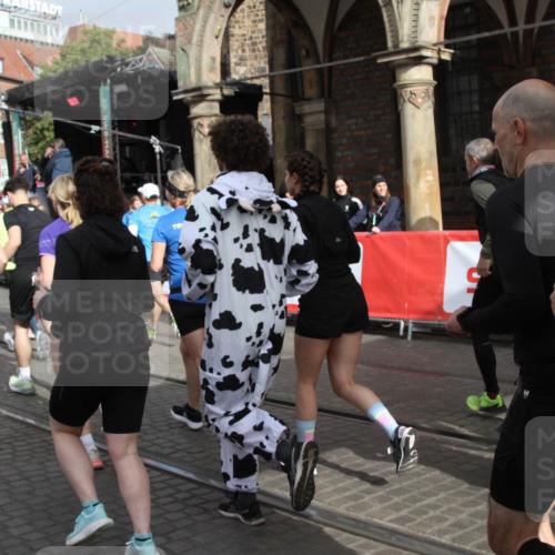 05.10.2025 - 20. swb-Marathon Bremen Yannick Fuchs http://msf.ph/oto/9319292 05.10.2025 11:35:31 Ziel  meine-sportfotos.de