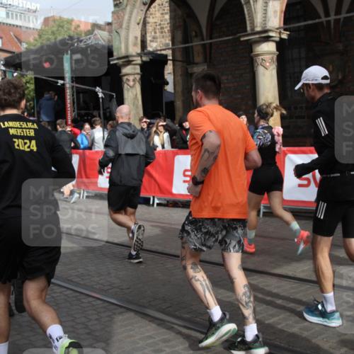05.10.2025 - 20. swb-Marathon Bremen Yannick Fuchs http://msf.ph/oto/9319305 05.10.2025 11:35:37 Ziel  meine-sportfotos.de