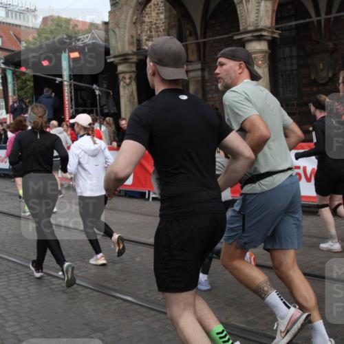05.10.2025 - 20. swb-Marathon Bremen Yannick Fuchs http://msf.ph/oto/9319336 05.10.2025 11:35:49 Ziel  meine-sportfotos.de
