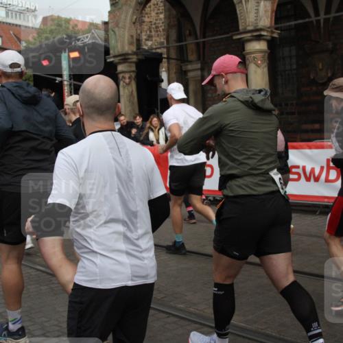 05.10.2025 - 20. swb-Marathon Bremen Yannick Fuchs http://msf.ph/oto/9319378 05.10.2025 11:36:05 Ziel  meine-sportfotos.de