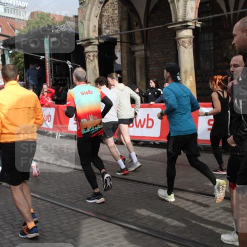 05.10.2025 - 20. swb-Marathon Bremen Yannick Fuchs http://msf.ph/oto/9319423 05.10.2025 11:36:24 Ziel  meine-sportfotos.de