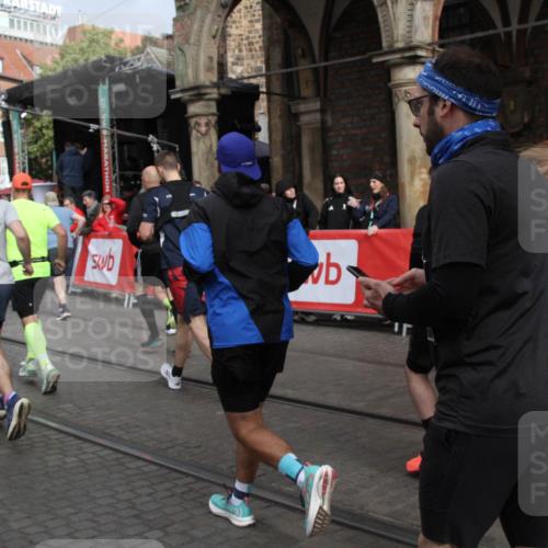 05.10.2025 - 20. swb-Marathon Bremen Yannick Fuchs http://msf.ph/oto/9319440 05.10.2025 11:36:33 Ziel  meine-sportfotos.de