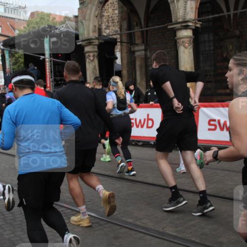 05.10.2025 - 20. swb-Marathon Bremen Yannick Fuchs http://msf.ph/oto/9319456 05.10.2025 11:36:40 Ziel  meine-sportfotos.de
