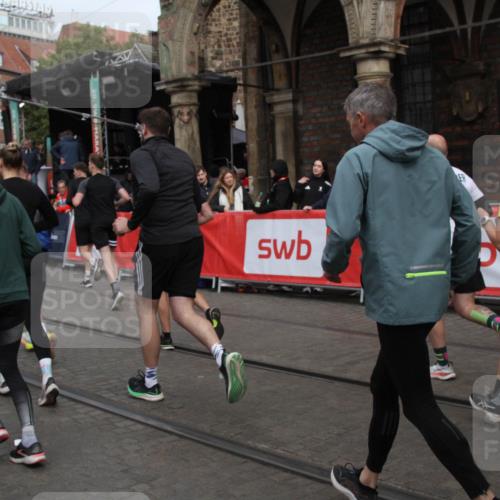 05.10.2025 - 20. swb-Marathon Bremen Yannick Fuchs http://msf.ph/oto/9319503 05.10.2025 11:37:00 Ziel  meine-sportfotos.de
