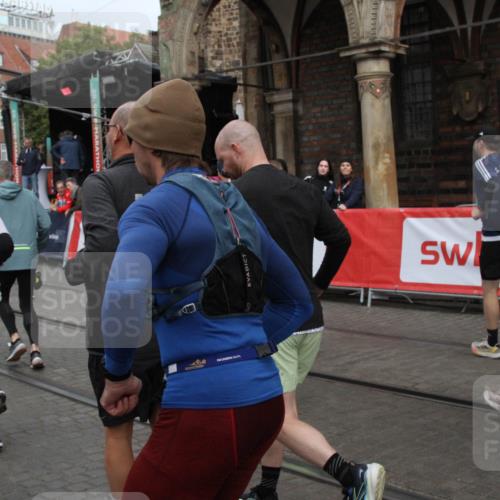 05.10.2025 - 20. swb-Marathon Bremen Yannick Fuchs http://msf.ph/oto/9319507 05.10.2025 11:37:01 Ziel  meine-sportfotos.de