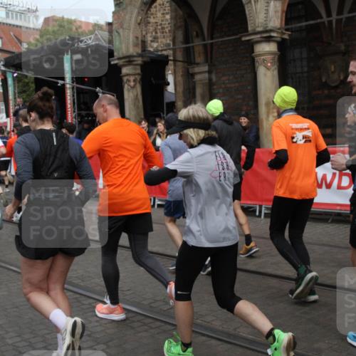 05.10.2025 - 20. swb-Marathon Bremen Yannick Fuchs http://msf.ph/oto/9319517 05.10.2025 11:37:05 Ziel  meine-sportfotos.de