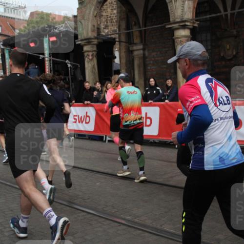 05.10.2025 - 20. swb-Marathon Bremen Yannick Fuchs http://msf.ph/oto/9319522 05.10.2025 11:37:07 Ziel  meine-sportfotos.de