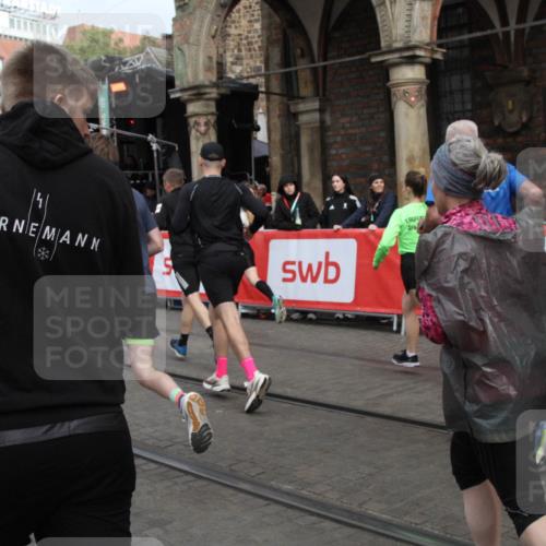 05.10.2025 - 20. swb-Marathon Bremen Yannick Fuchs http://msf.ph/oto/9319538 05.10.2025 11:37:13 Ziel  meine-sportfotos.de