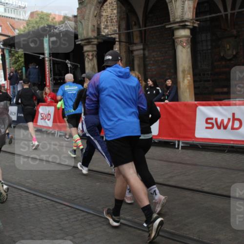 05.10.2025 - 20. swb-Marathon Bremen Yannick Fuchs http://msf.ph/oto/9319541 05.10.2025 11:37:15 Ziel  meine-sportfotos.de