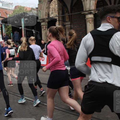 05.10.2025 - 20. swb-Marathon Bremen Yannick Fuchs http://msf.ph/oto/9319547 05.10.2025 11:37:17 Ziel  meine-sportfotos.de