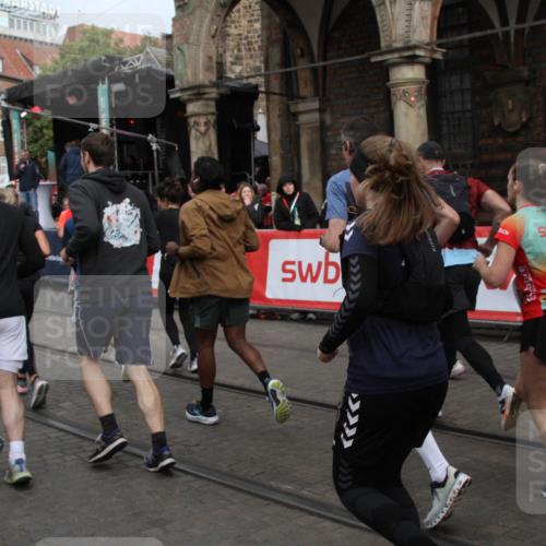 05.10.2025 - 20. swb-Marathon Bremen Yannick Fuchs http://msf.ph/oto/9319557 05.10.2025 11:37:22 Ziel  meine-sportfotos.de