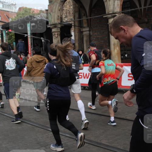05.10.2025 - 20. swb-Marathon Bremen Yannick Fuchs http://msf.ph/oto/9319558 05.10.2025 11:37:23 Ziel  meine-sportfotos.de