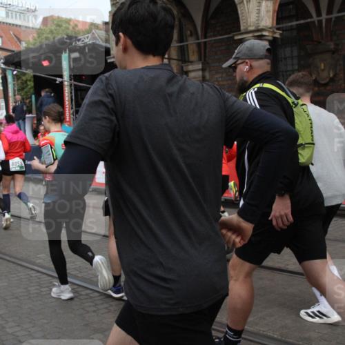 05.10.2025 - 20. swb-Marathon Bremen Yannick Fuchs http://msf.ph/oto/9319567 05.10.2025 11:37:26 Ziel  meine-sportfotos.de