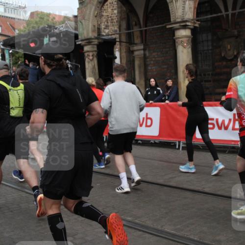 05.10.2025 - 20. swb-Marathon Bremen Yannick Fuchs http://msf.ph/oto/9319569 05.10.2025 11:37:27 Ziel  meine-sportfotos.de