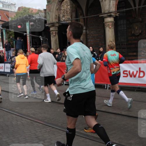 05.10.2025 - 20. swb-Marathon Bremen Yannick Fuchs http://msf.ph/oto/9319571 05.10.2025 11:37:28 Ziel  meine-sportfotos.de