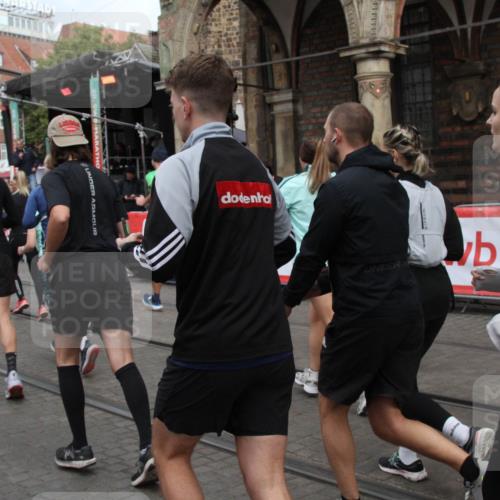 05.10.2025 - 20. swb-Marathon Bremen Yannick Fuchs http://msf.ph/oto/9319582 05.10.2025 11:37:31 Ziel  meine-sportfotos.de