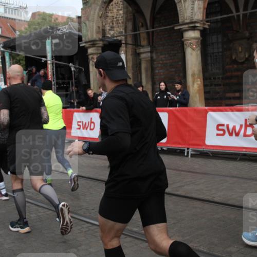 05.10.2025 - 20. swb-Marathon Bremen Yannick Fuchs http://msf.ph/oto/9319615 05.10.2025 11:37:43 Ziel  meine-sportfotos.de