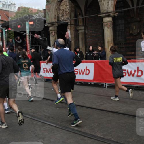 05.10.2025 - 20. swb-Marathon Bremen Yannick Fuchs http://msf.ph/oto/9319628 05.10.2025 11:37:48 Ziel  meine-sportfotos.de