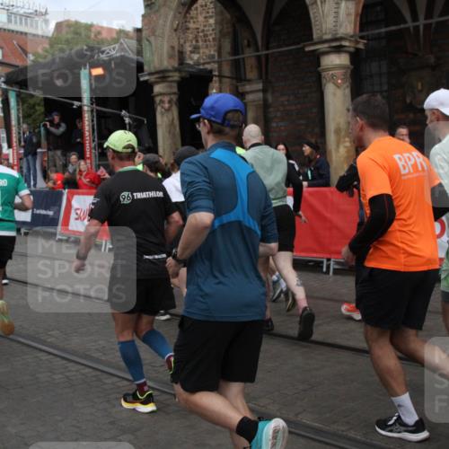 05.10.2025 - 20. swb-Marathon Bremen Yannick Fuchs http://msf.ph/oto/9319650 05.10.2025 11:37:55 Ziel  meine-sportfotos.de