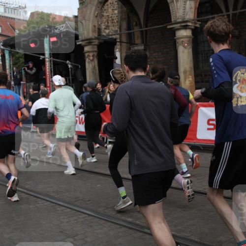 05.10.2025 - 20. swb-Marathon Bremen Yannick Fuchs http://msf.ph/oto/9319653 05.10.2025 11:37:57 Ziel  meine-sportfotos.de
