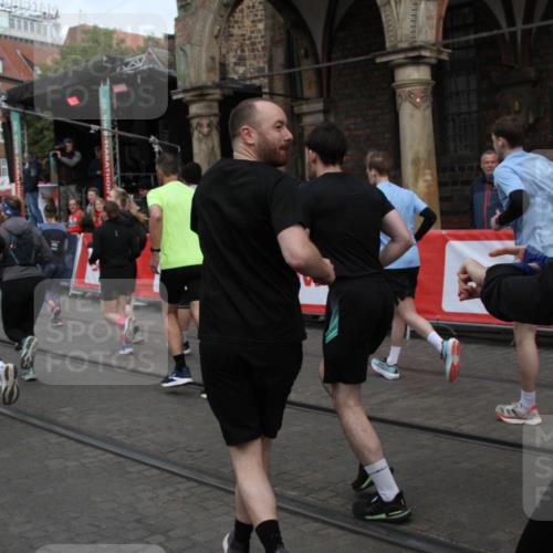 05.10.2025 - 20. swb-Marathon Bremen Yannick Fuchs http://msf.ph/oto/9319665 05.10.2025 11:38:01 Ziel  meine-sportfotos.de