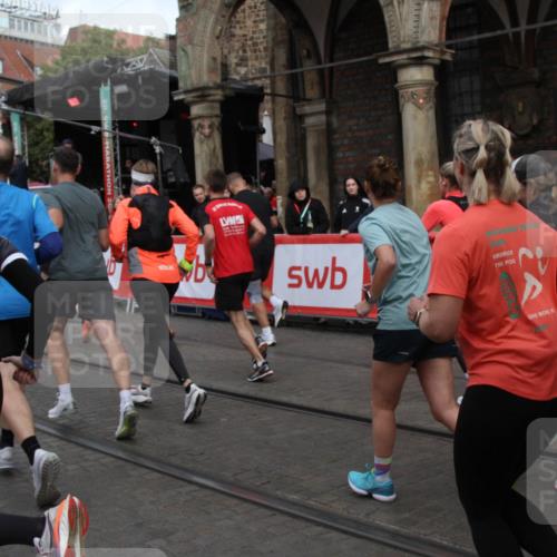 05.10.2025 - 20. swb-Marathon Bremen Yannick Fuchs http://msf.ph/oto/9319698 05.10.2025 11:38:14 Ziel  meine-sportfotos.de