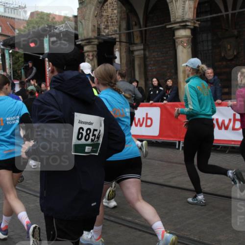 05.10.2025 - 20. swb-Marathon Bremen Yannick Fuchs http://msf.ph/oto/9319715 05.10.2025 11:38:19 Ziel  meine-sportfotos.de