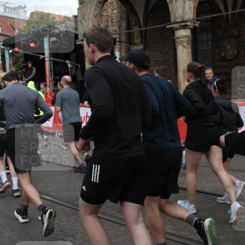05.10.2025 - 20. swb-Marathon Bremen Yannick Fuchs http://msf.ph/oto/9319730 05.10.2025 11:38:25 Ziel  meine-sportfotos.de