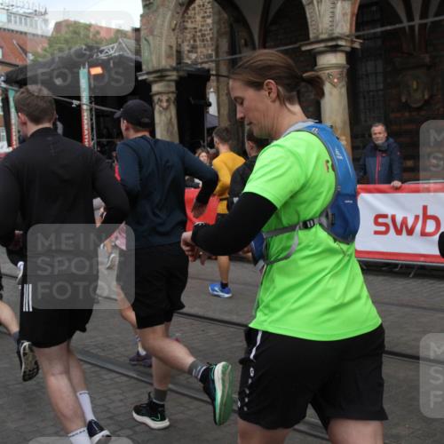 05.10.2025 - 20. swb-Marathon Bremen Yannick Fuchs http://msf.ph/oto/9319731 05.10.2025 11:38:25 Ziel  meine-sportfotos.de