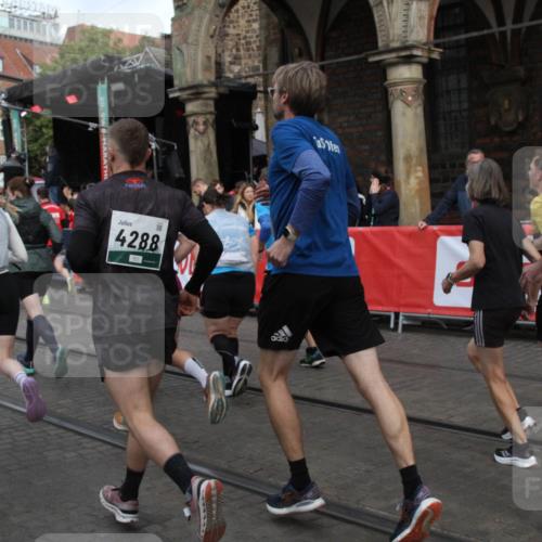 05.10.2025 - 20. swb-Marathon Bremen Yannick Fuchs http://msf.ph/oto/9319750 05.10.2025 11:38:32 Ziel  meine-sportfotos.de