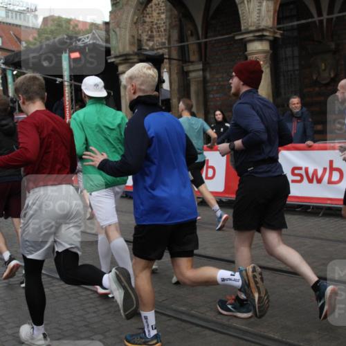 05.10.2025 - 20. swb-Marathon Bremen Yannick Fuchs http://msf.ph/oto/9319833 05.10.2025 11:39:02 Ziel  meine-sportfotos.de