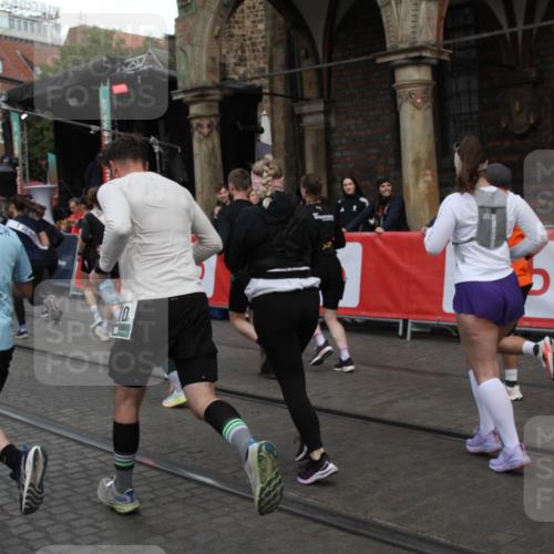 05.10.2025 - 20. swb-Marathon Bremen Yannick Fuchs http://msf.ph/oto/9319846 05.10.2025 11:39:07 Ziel  meine-sportfotos.de