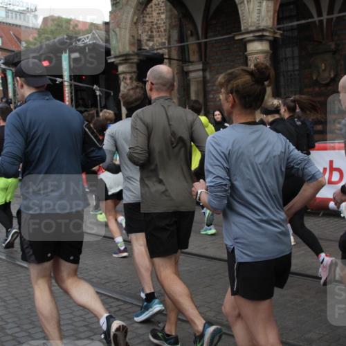 05.10.2025 - 20. swb-Marathon Bremen Yannick Fuchs http://msf.ph/oto/9319873 05.10.2025 11:39:16 Ziel  meine-sportfotos.de
