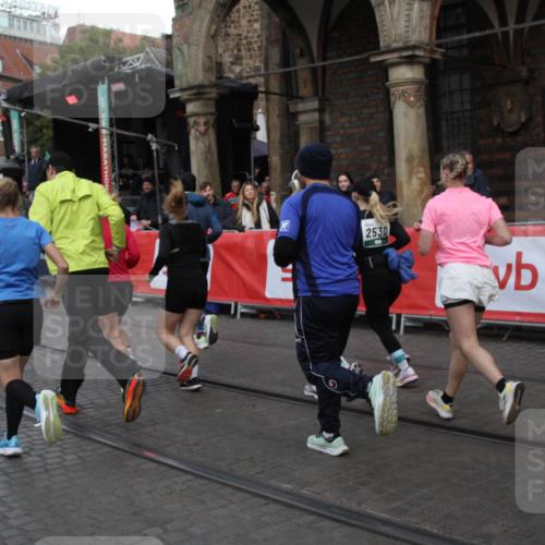 05.10.2025 - 20. swb-Marathon Bremen Yannick Fuchs http://msf.ph/oto/9319897 05.10.2025 11:39:25 Ziel  meine-sportfotos.de