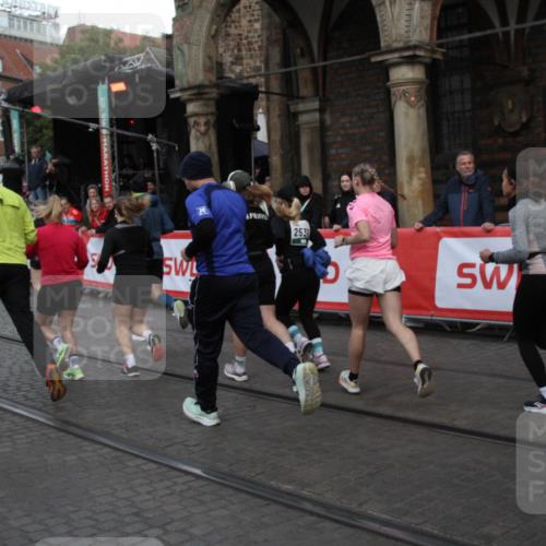 05.10.2025 - 20. swb-Marathon Bremen Yannick Fuchs http://msf.ph/oto/9319898 05.10.2025 11:39:25 Ziel  meine-sportfotos.de