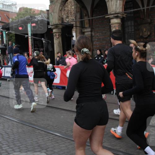 05.10.2025 - 20. swb-Marathon Bremen Yannick Fuchs http://msf.ph/oto/9319900 05.10.2025 11:39:26 Ziel  meine-sportfotos.de