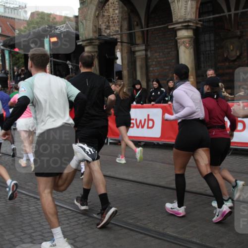 05.10.2025 - 20. swb-Marathon Bremen Yannick Fuchs http://msf.ph/oto/9319909 05.10.2025 11:39:29 Ziel  meine-sportfotos.de
