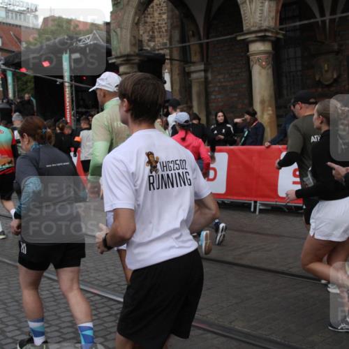 05.10.2025 - 20. swb-Marathon Bremen Yannick Fuchs http://msf.ph/oto/9319944 05.10.2025 11:39:42 Ziel  meine-sportfotos.de