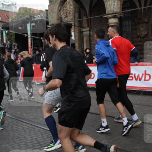 05.10.2025 - 20. swb-Marathon Bremen Yannick Fuchs http://msf.ph/oto/9319956 05.10.2025 11:39:46 Ziel  meine-sportfotos.de