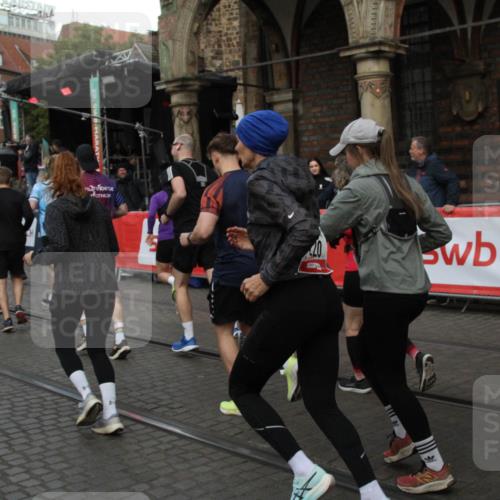 05.10.2025 - 20. swb-Marathon Bremen Yannick Fuchs http://msf.ph/oto/9319971 05.10.2025 11:39:51 Ziel  meine-sportfotos.de