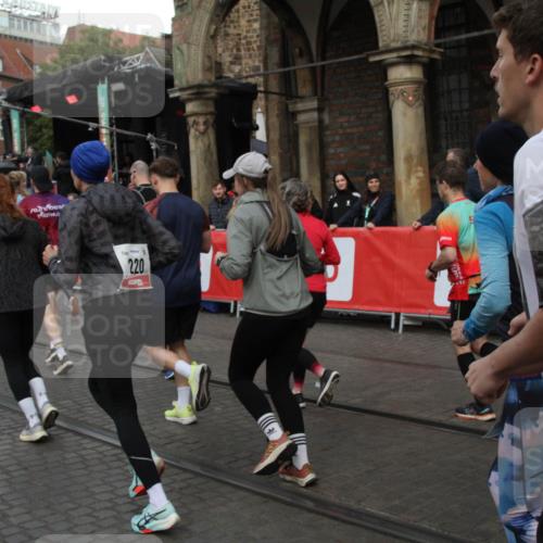 05.10.2025 - 20. swb-Marathon Bremen Yannick Fuchs http://msf.ph/oto/9319972 05.10.2025 11:39:52 Ziel  meine-sportfotos.de